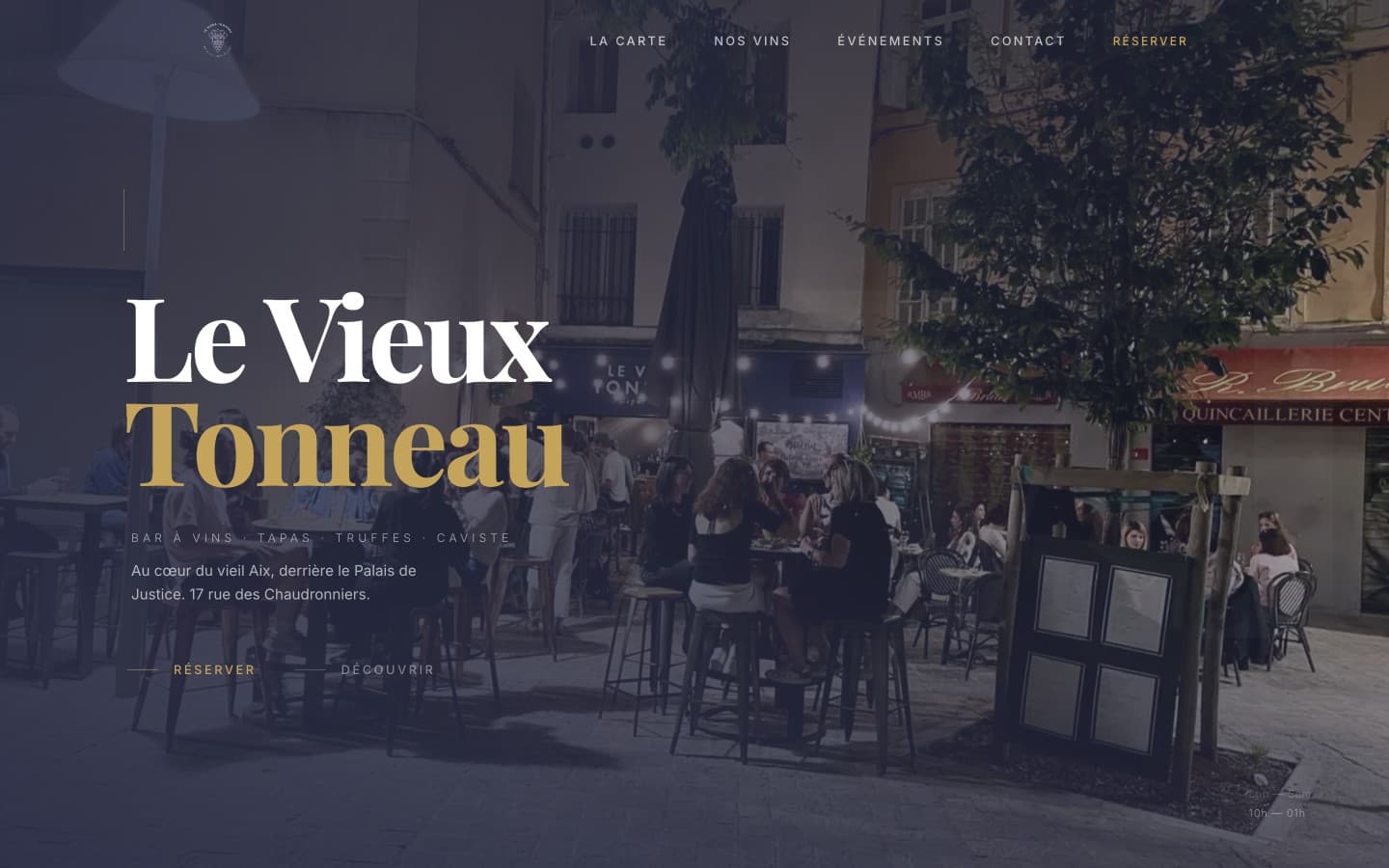 Page d'accueil du site Le Vieux Tonneau, hero en plein écran avec la façade du bar de nuit